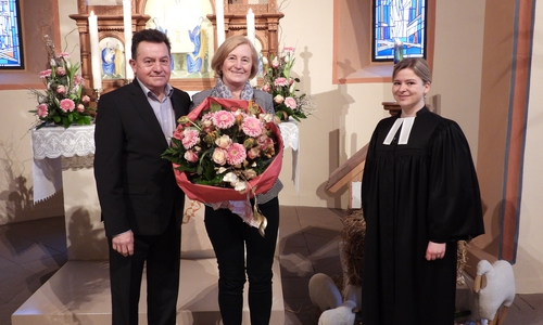 Konrad und Waltraut Gross mit Pastorin Femke Beckert (v. li.).