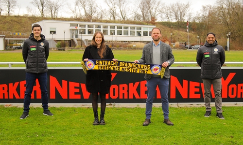 Benjamin Kessel (Co-Trainer U19), Lisa Horstmann (New Yorker), Wolfram Benz (Kaufmännischer Geschäftsführer Eintracht Braunschweig) und Kosta Rodrigues (Trainer U17) beim offiziellen Fototermin zur Vertragsverlängerung (v. li.).