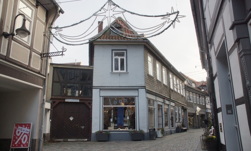 Über dem Holztor links steht der Straßenname "Fenstermäkerstraße". Hier soll eine Querverbindung in die Fischemäkerstraße geschaffen werden.