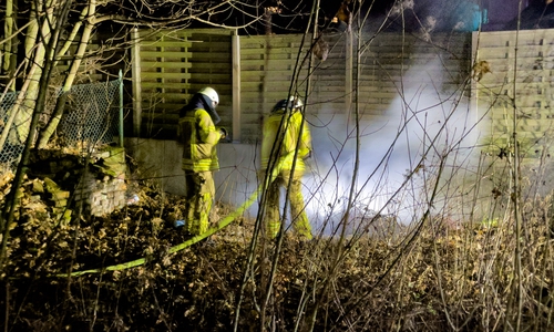 Die Feuerwehr löscht den Brand mit einem C-Rohr. 