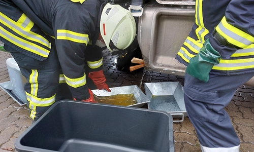 Die Feuerwehr Goslar musste den auslaufenden Kraftstoff sichern.
