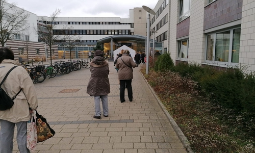 Lange Warteschlangen vor dem Klinikum in Wolfenbüttel. Im Hintergrund ist auch das Testzelt zu erkennen.