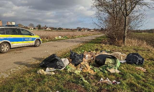 Die Polizei sucht Zeugen zu der illegalen Müllentsorgung.