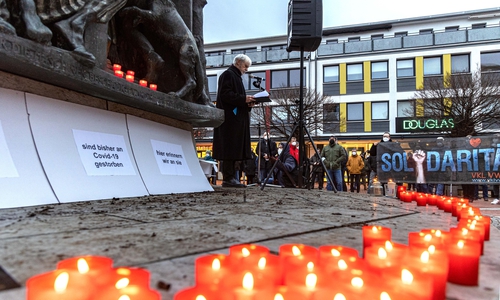 Uwe Teichmann sprach im Rahmen der Mahnwache am Stadtmonument.