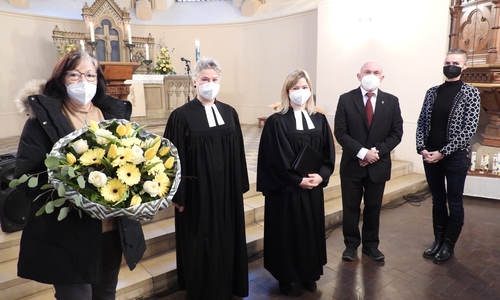 Von links Elke Welge, Ursula Kopitzki-Schröder, Femke Beckert und die Kirchenvorsteher Bruno Ritter und Heike Meier.