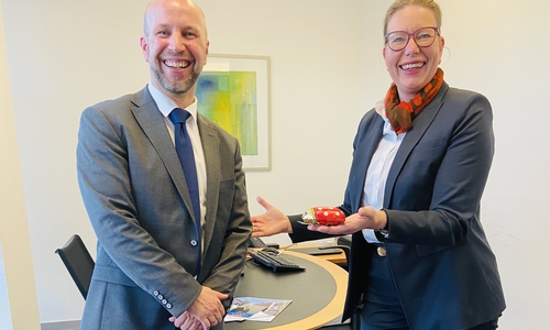 Nicole Mölling, Leitung der Direktion Salzgitter der Volksbank BraWo, begrüßt Jörg Rohde offiziell im Immobilien-Center in der Hauptstelle in Salzgitter-Lebenstedt.