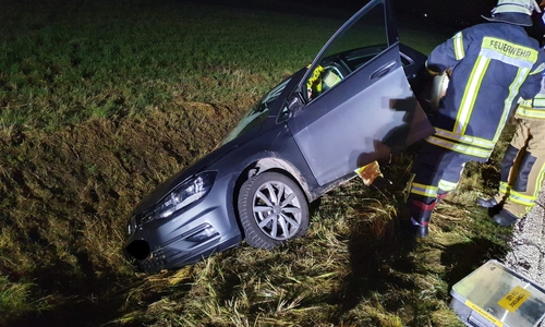 Der Golf landete im Straßengraben. Die Frau blieb unverletzt.