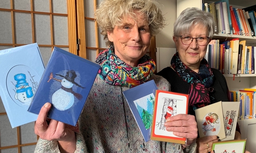 Koordinatorin Christiane Grothe (li.) bedankt sich für weitere Karten, die Evelin Reimann dem Verein zum Geschenk macht. Zu besonderen Anlässen soll Menschen damit eine Freude bereitet werden. 