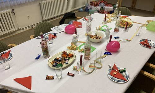 Die Konfis haben den Raum mit viel Liebe zum Detail gestaltet.