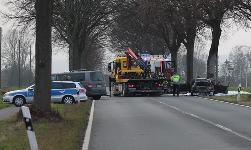Ein Abschleppwagen birgt das ausgebrannte Fahrzeug.