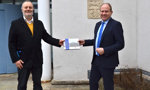 Landrat Gerhard Radeck (re.) und Kreisheimatpfleger Bernd Felgenträger präsentieren das neue Kreisbuch.