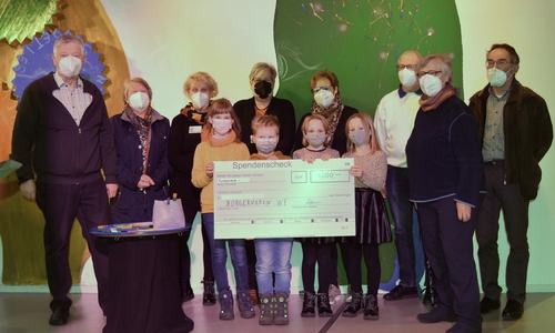 Hintere Reihe: Bernd und Karin Höfener, Annette Goslar, Bärbel Wöhler, Marita Oppermann, Andreas Kiehne, Christine Schrader, Asmus Fries. Am Scheck: Sarah und Moritz Höfener, Lea und Emily Oppermann. 