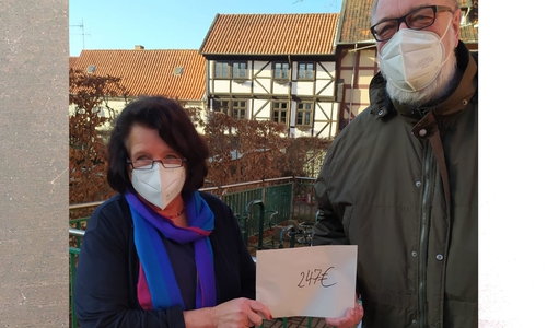 Ulrike Hesselbach, Vorsitzende des Kinderschutzbundes Wolfenbüttel und Ralph Bothe, Abteilungsleiter Darts im ESV Wolfenbüttel 1949 e.V.