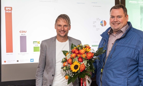 Stefan Klein gewann für die SPD das Direktmandat, der SPD-Unterbezirksvorsitzende Marcel Plein gratulierte. 