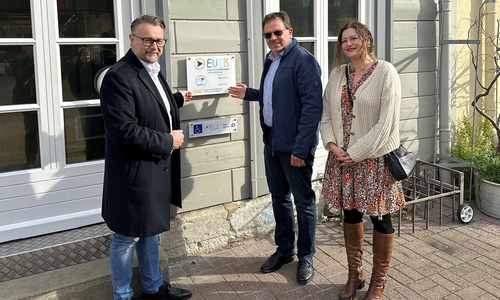 Bürgermeister Ivica Lukanic (li.) vor der Beratungsstelle in der Okerstraße 13 in Wolfenbüttel mit Thomas Sodomann und Tamara Gierend.