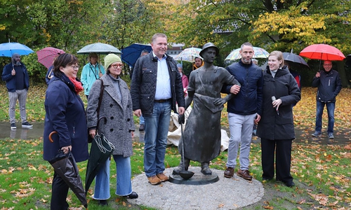 Garnet Alps, Martin Grun (beide IG Metall Braunschweig), Matthias Disterheft (Bezirksbürgermeister), Cristina Antonelli-Ngameni (stellv. Bürgermeisterin der Stadt Braunschweig) und Christine Jaschinski-Gauss (stellv. Stadtbezirksbürgermeisterin) (v. re.).
