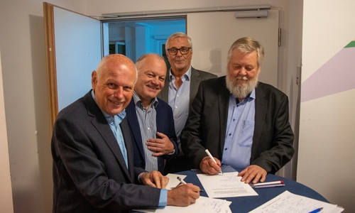 Der neu gewählte Vorstand beim Unterschreiben der beschlossenen Satzung des neuen Vereins „Forum Industriekultur“: Von links Schatzmeister Dr.-Ing. Oskar Proskawitz, stellv. Vorsitzender Rüdiger Wendt, Vorsitzender Horst Splett und Schriftführer und Pressewart Manfred Dobberphul.