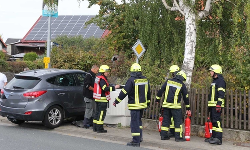Das Fahrzeug war mitten in den Stromverteilerkasten eingeschlagen.