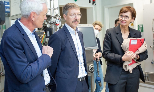 Bundesforschungsministerin Bettina Stark-Watzinger im Gespräch mit Dirk Busch, Vorstandsvorsitzender des DZIF, und dem HZI-Geschäftsführer Dirk Heinz (links).