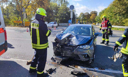 Die Fahrzeuge wurden bei dem Unfall stark verformt.