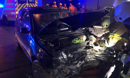 Eines der beteiligten, schwer beschädigten Unfallfahrzeuge.