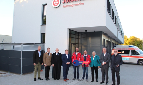  Johanniter-Landesvorstände Stefan Radmacher und Hannes Wendler, Regionalverbandspfarrer Dirk Hoffmeister, Dienststellenleiter Marc Wegner, stellvertretender Rettungswachenleiter Alexander Dreßler, Rettungswachenleiter Sven Kaspersinski, Ortsbeauftragte Gudula von Kalm, Erster Stadtrat Christian Geiger und Bezirksbürgermeister Jörg Hitzmann (v. li.) freuen sich über die neue Johanniter-Rettungswache in der Braunschweiger Weststadt.