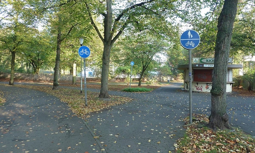 Die Grünfläche rund um das Kulturzentrum Hallenbad soll umgestaltet werden.