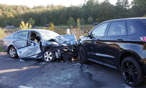 Die Autos wurden teilweise massiv zerstört.