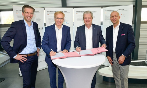 Vertragsunterzeichnung in Salzgitter (v. l.): Konstantin Eckert und Hans Krug, beide Miele, Ulrich Grethe und Phillip Meiser, beide Salzgitter Flachstahl GmbH