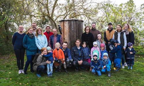 Gruppenfoto der Kinder, Eltern, Betreuenden und Stiftungsvertreter nach dem Aufbau der neuen Spechthöhle in der integrativen Kita Peter und Paul