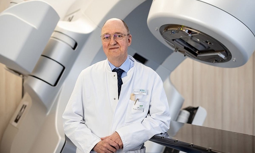 Prof. Dr. Wolfgang Hoffmann freut sich, dass mit dem neuen Linearbeschleuniger der Bereich der Stereotaxie weiter ausgebaut wird.