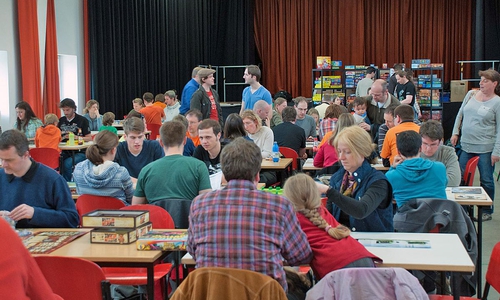 Mit Menschen gemeinsam spielen: Spiel mit den Löwen im Jugendzentrum "Mühle".