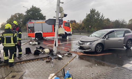 Der Wagen und die Ampel wurden erheblich beschädigt.