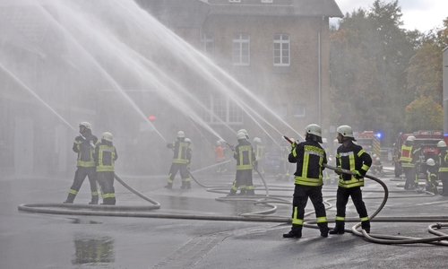 Die neuen Feuerwehrleute zeigten was sie gelernt haben.