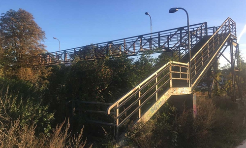 Vermutlich eines der letzten Bilder der intakten Fußgängerbrücke.