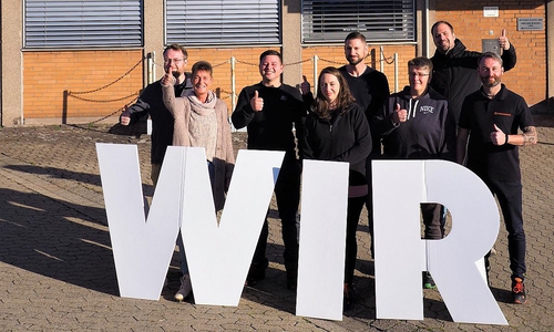 Zu den gewählten Mitgliedern des Betriebsrates zählen v.l.n.r. Marcel Hoppe (Stellvertretender Betriebsratsvorsitzender), Tanja Walter (Schriftführerin), Jonas Hartjenstein (Betriebsratsvorsitzender), Andrea Gill, Sven Brachaczek, Katja Schneiderund Claus Hartung (ganz rechts), unterstützt von Gewerkschaftssekretär Jan Laging (zweiter von rechts).