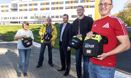 Christoph Rollwage, Rudolf Karliczek, Jürgen Stricker und Birgit Hülsenbeck (v.l.) freuen sich über die AEDs übergeben durch Sascha Kucera (Mitte) vom Helios Klinikum Salzgitter.