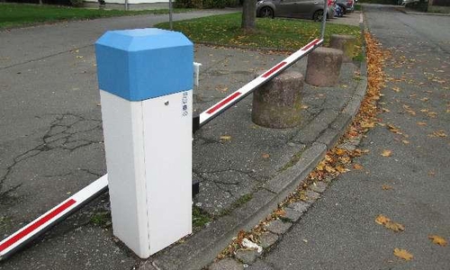 Die Schrankenanlage wurde von dem Täter zerstört.
