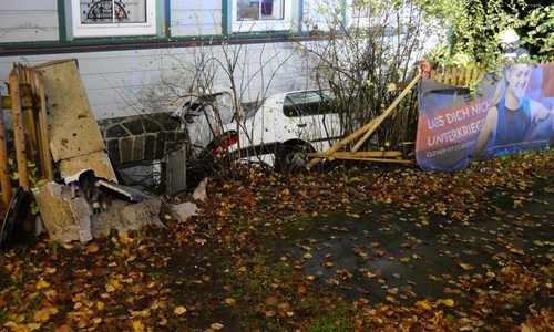 Das Fahrzeug war durch einen Zaun gebrochen und dann vor dem Haus zum Stehen gekommen.