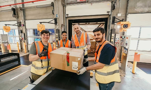 Mitarbeiter im Logistikzentrum von Amazon Helmstedt.