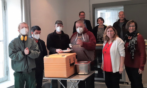 von links nach rechts : vorne das Team der ev.Stiftung Neuerkerode, Projektleiterin Kerstin Berg, stellv. Geschäftührerin des AWO Kreisverbandes Nicola Pöckler sowie in der hinteren Reihe Samtgemeindebürgermeister Marco Kelb, Pastorin Julia Jansen und Bürgermeister der Gemeinde Sickte Ingo Geisler freuen sich auf den Start des Projektes