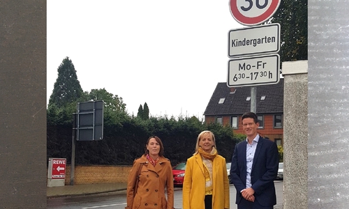 Britta Schwartz-Landeck (Erste Gemeinderätin), Marina Pieck-Will (Leiterin Kita Köchinger Straße) und Tobias Grünert (Bürgermeister) (v. li.).