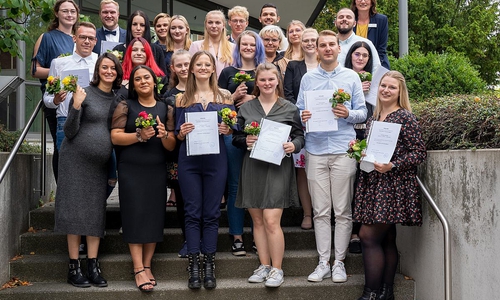 25 Gesundheits- und Krankenpflegerinnen (und Pfleger) nach erfolgreichem Staatsexamen gemeinsam mit den kursverantwortlichen Lehrkräften Annett Krüger und Gabriele Rakebrand.