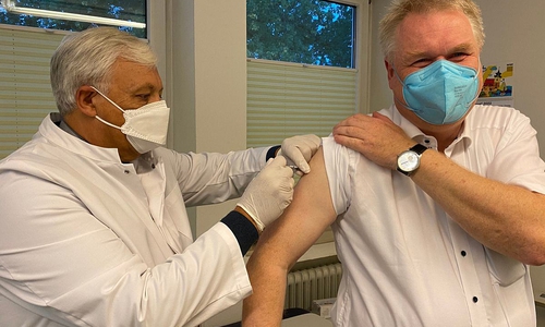 Gifhorns Amtsarzt Josef Kraft (l.) impfte Kreisrat Rolf Amelsberg heute Morgen im Gesundheitsamt gegen Grippe.