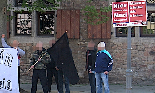 Anhänger der rechten Szene hielten im Mai 2019 in Braunschweig eine Kundgebung direkt neben dem betreffenden Plakat ab. Dieses hing vermutlich anlässlich der Europawahl dort. Archivbild