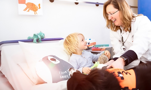 Dr. Antje Mey freut sich, dass es in den neuen Räumlichkeiten des SPZ noch mehr Platz für die intensive Arbeit mit Kindern und deren Familien gibt.