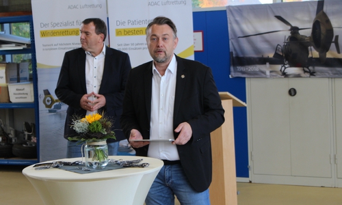 Bürgermeister Ivica Lukanic sprach zu den Gästen. Im Hintergrund Axel Burghardt.