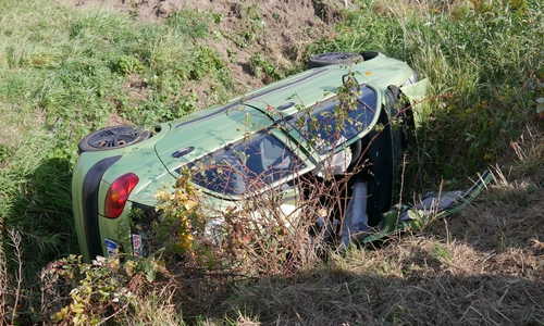 Das Auto wurde in den Graben geschleudert.