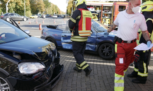 Die Autos wurden durch den massiven Aufprall erheblich beschädigt.