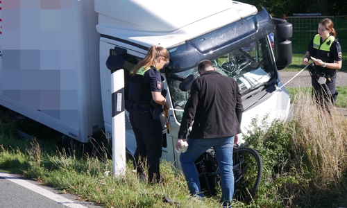 Die Polizei untersucht die Unfallstelle.